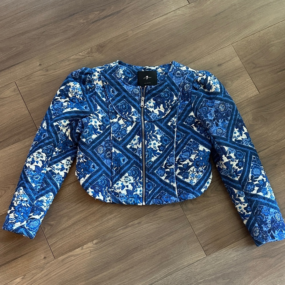 7 for all Mankind quilted cropped blue jacket size Medium. Zip up. Has pockets!